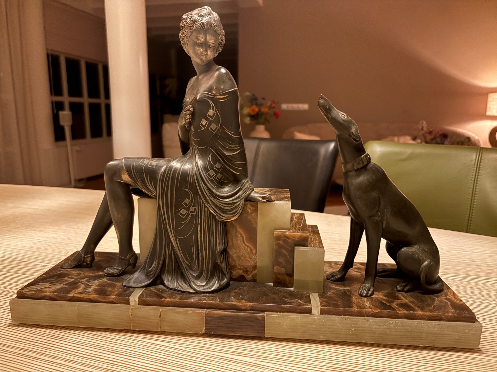 Art Deco bronzen beeld van vrouw met windhond op marmeren so, Ophalen, Art deco, 20 - 50 cm, Beeld