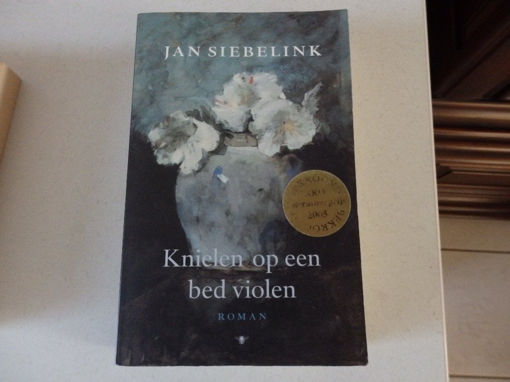 Knielen op een bed violen, Jan Siebelink Roman, Ophalen of Verzenden, Zo goed als nieuw