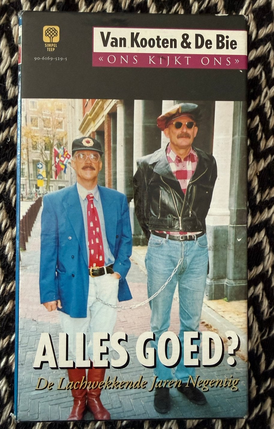 VHS: Van Kooten & De Bie - Ons Kijkt Ons Alles Goed?, Cd's en Dvd's, VHS | Film, Gebruikt, Alle leeftijden, Komedie, VHS