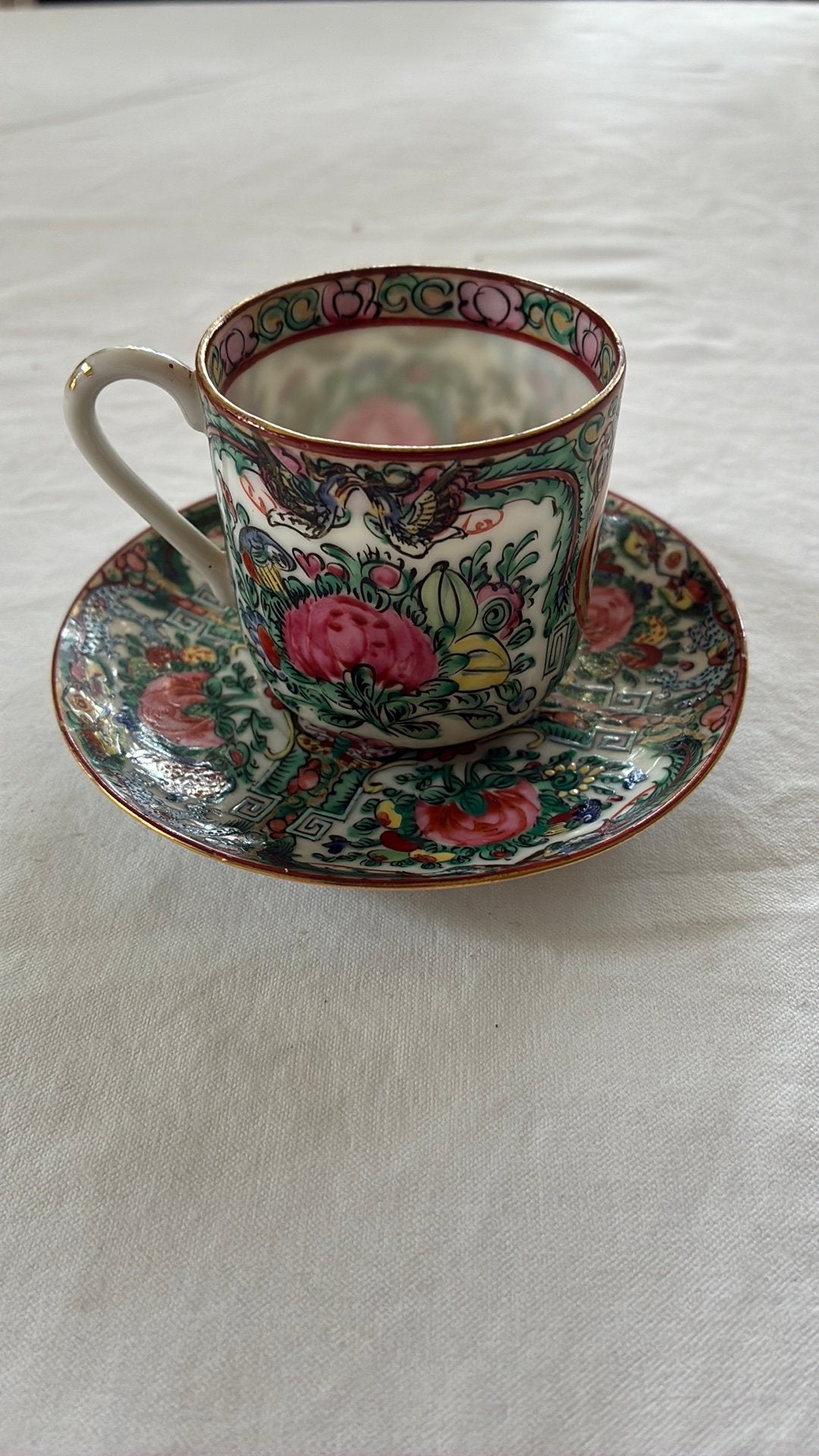 Kleurrijke kleine kop en schotel, heel dun porseleien, Huis en Inrichting, Keuken | Servies, Ophalen of Verzenden, Porselein, Overige stijlen