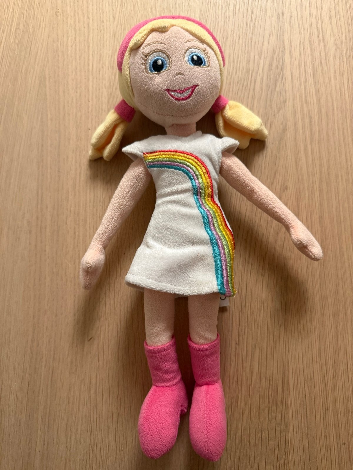 K3 met regenboogjurk - Studio 100, 30 cm, Ophalen of Verzenden, Gebruikt, Overige typen