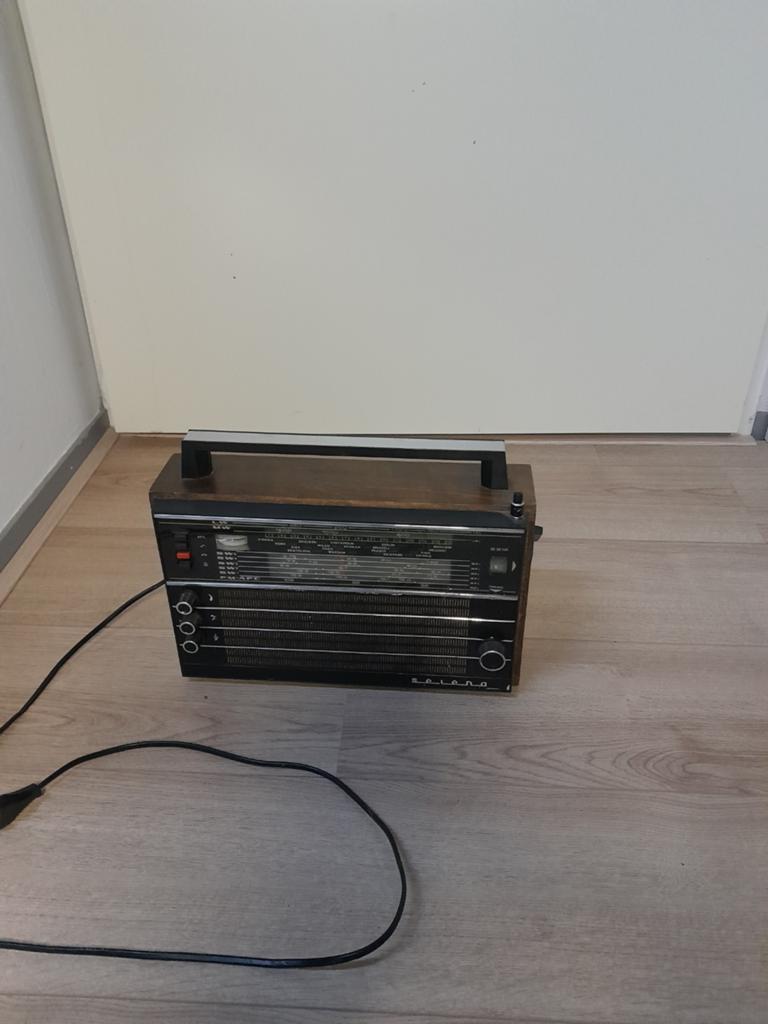 Vintage Salora transistorradio met antenne, Audio, Tv en Foto, Radio's, Gebruikt, Transistorradio, Ophalen of Verzenden