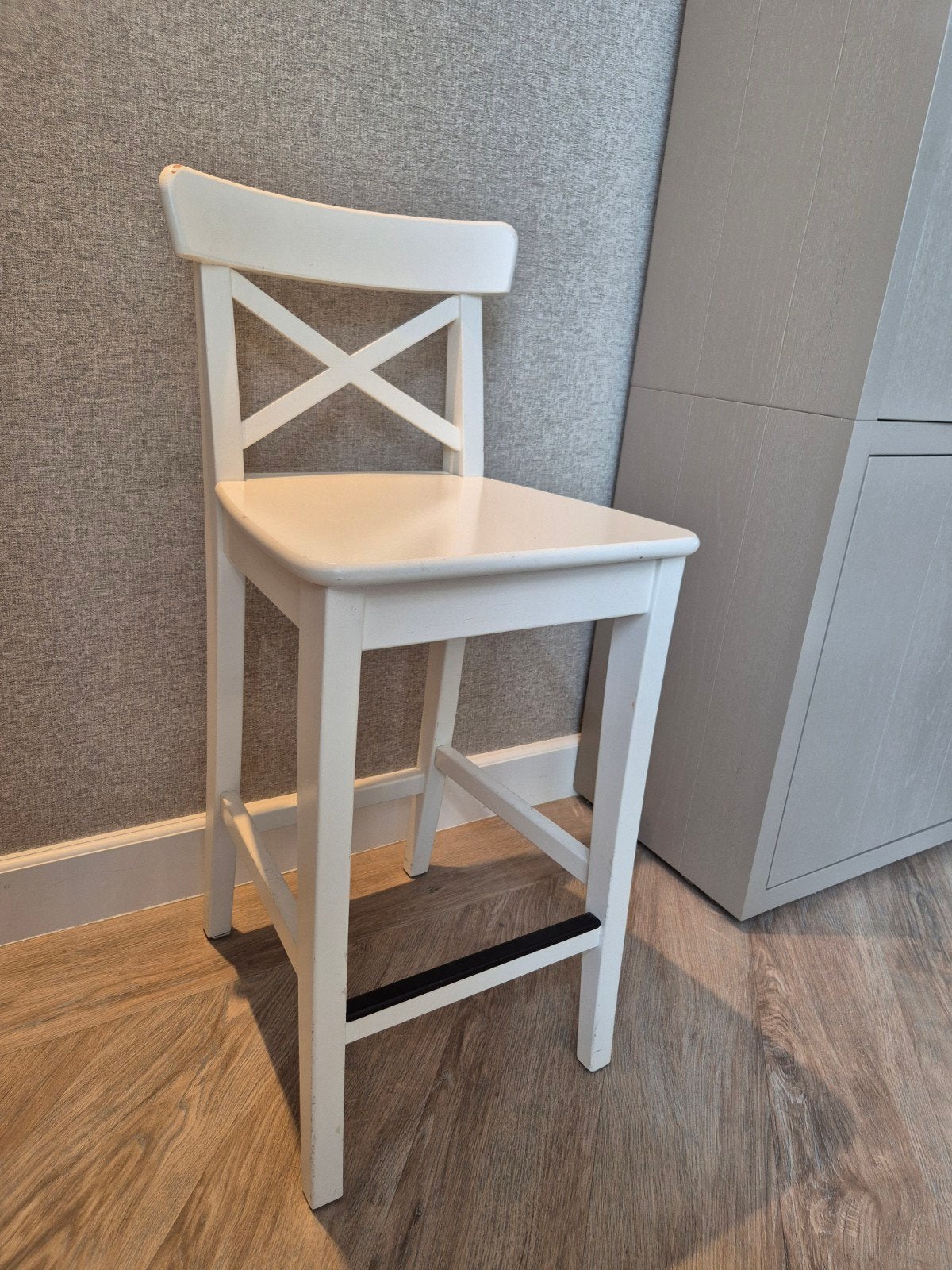 Witte barkruk met rugleuning - IKEA ROSENTORP, Huis en Inrichting, Barkrukken, Ophalen, Gebruikt, Met voetsteun, 60 tot 90 cm