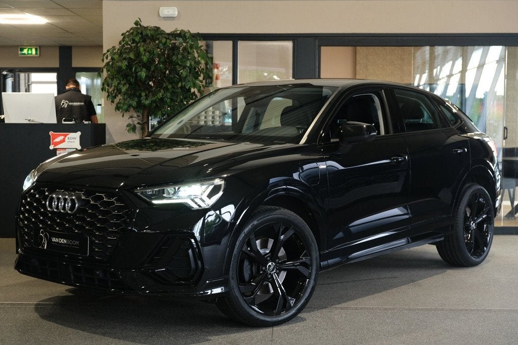 Audi Q3 Sportback 45 TFSI e S-line 245PK Matrix Led Navi ACC, Auto's, Audi, Gebruikt, Zwart, 4 cilinders, Zwart