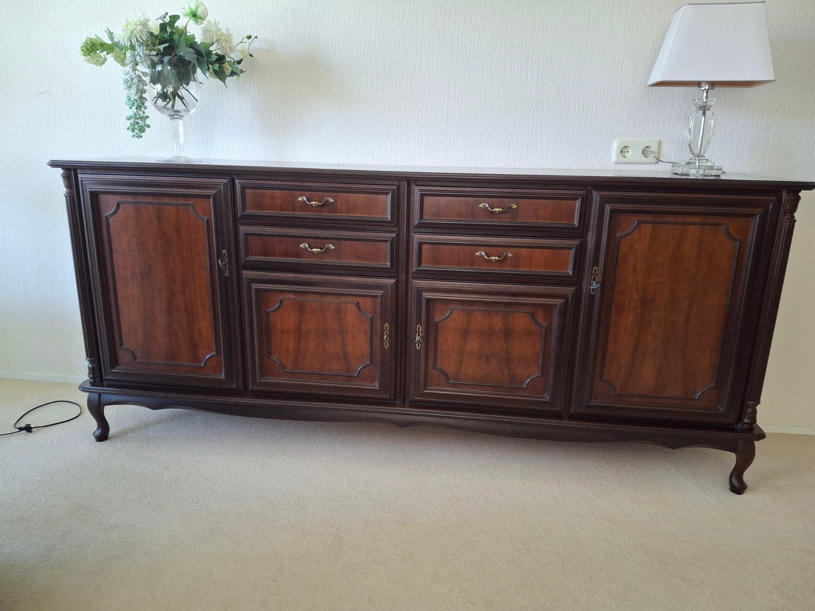 Massief notenhouten dressoir, Ophalen, Met deur(en), Klassiek, Zo goed als nieuw