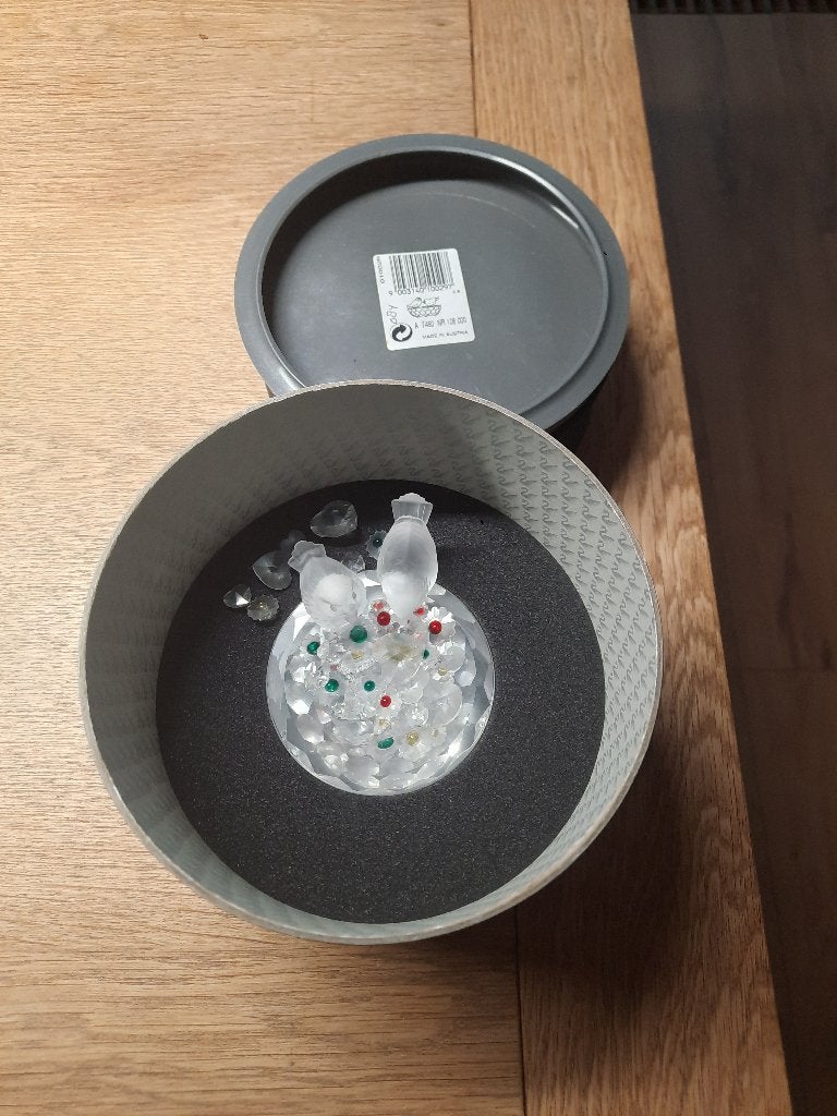 Swarovski. Vogelbad met vulling. Gewild stuk, Verzamelen, Swarovski, Ophalen of Verzenden, Figuurtje