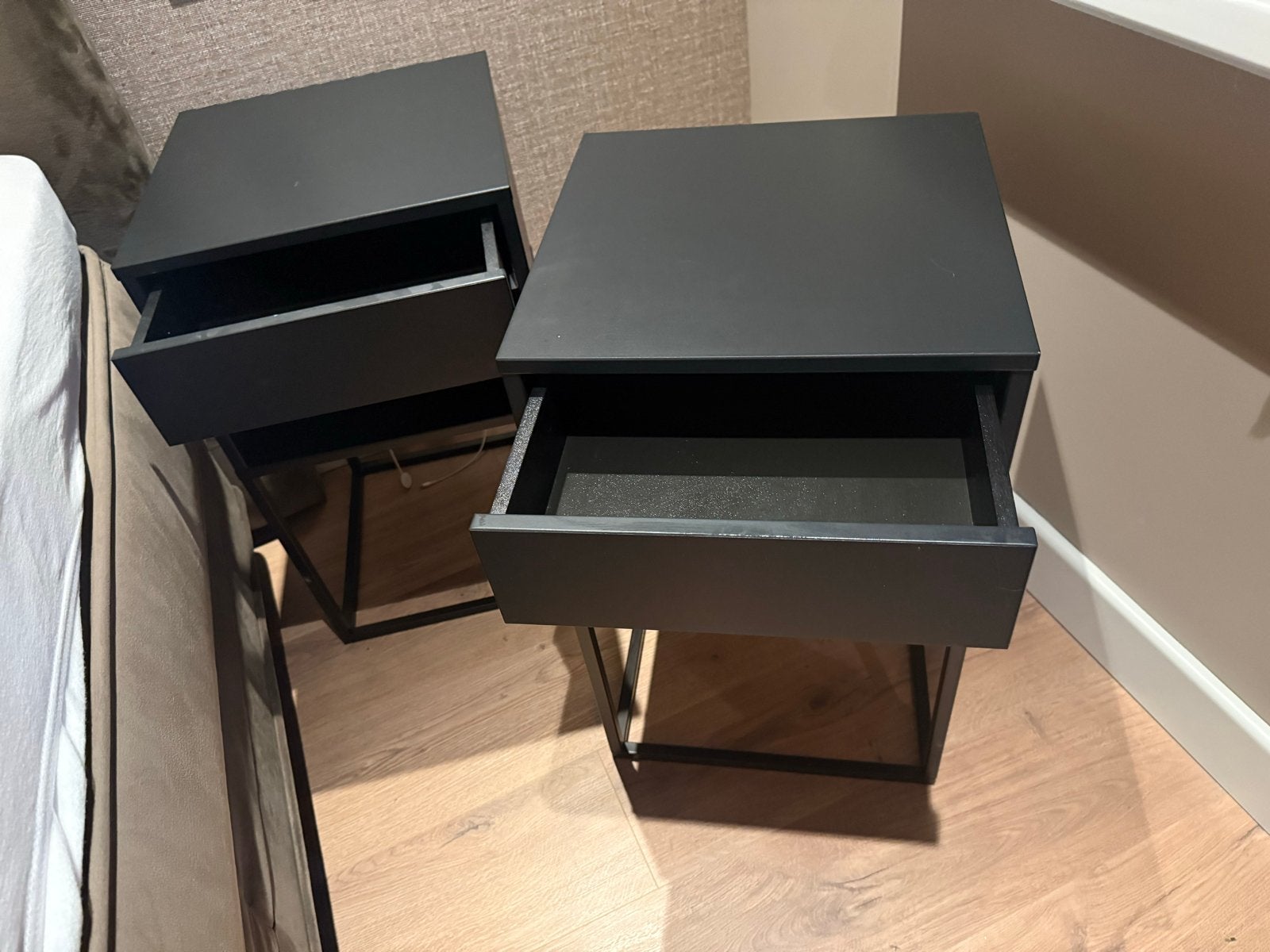 2 zwarte IKEA nachtkastjes - Zo goed als nieuw, Ophalen, Minder dan 45 cm, 55 tot 70 cm, Zo goed als nieuw