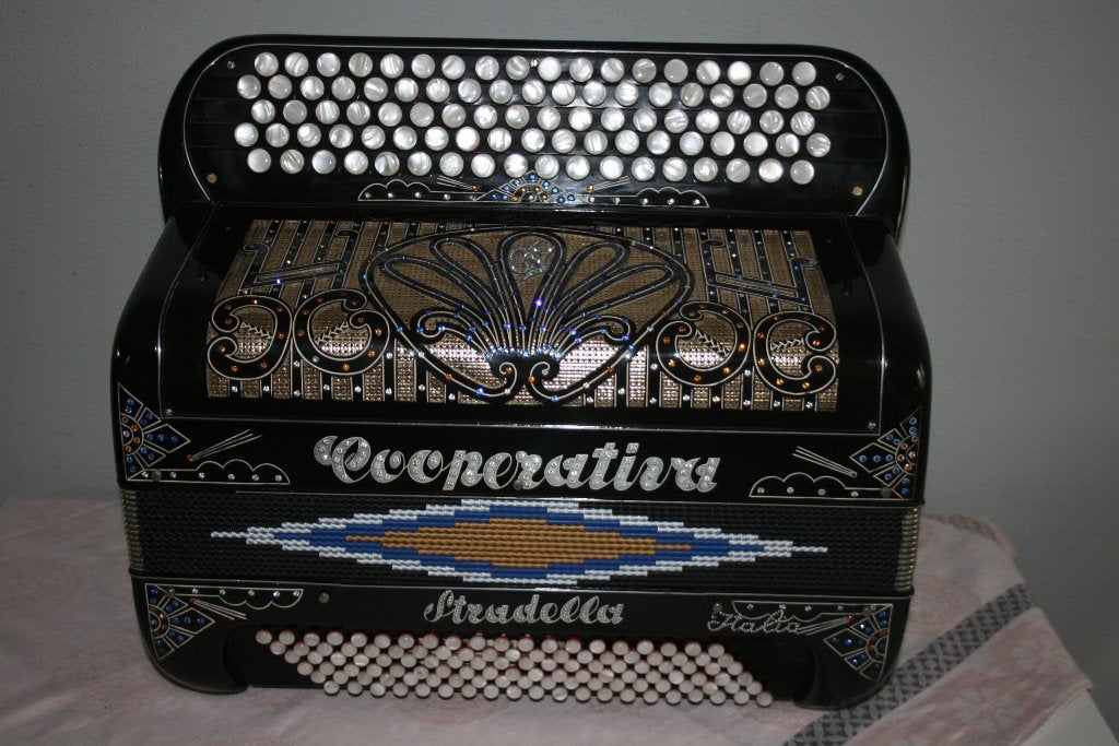 Cooperativa Stradella Knopaccor. B-Griff - 4 Korig - 120 bas, Muziek en Instrumenten, Gebruikt, Met riemen, Knopaccordeon, 120-bas