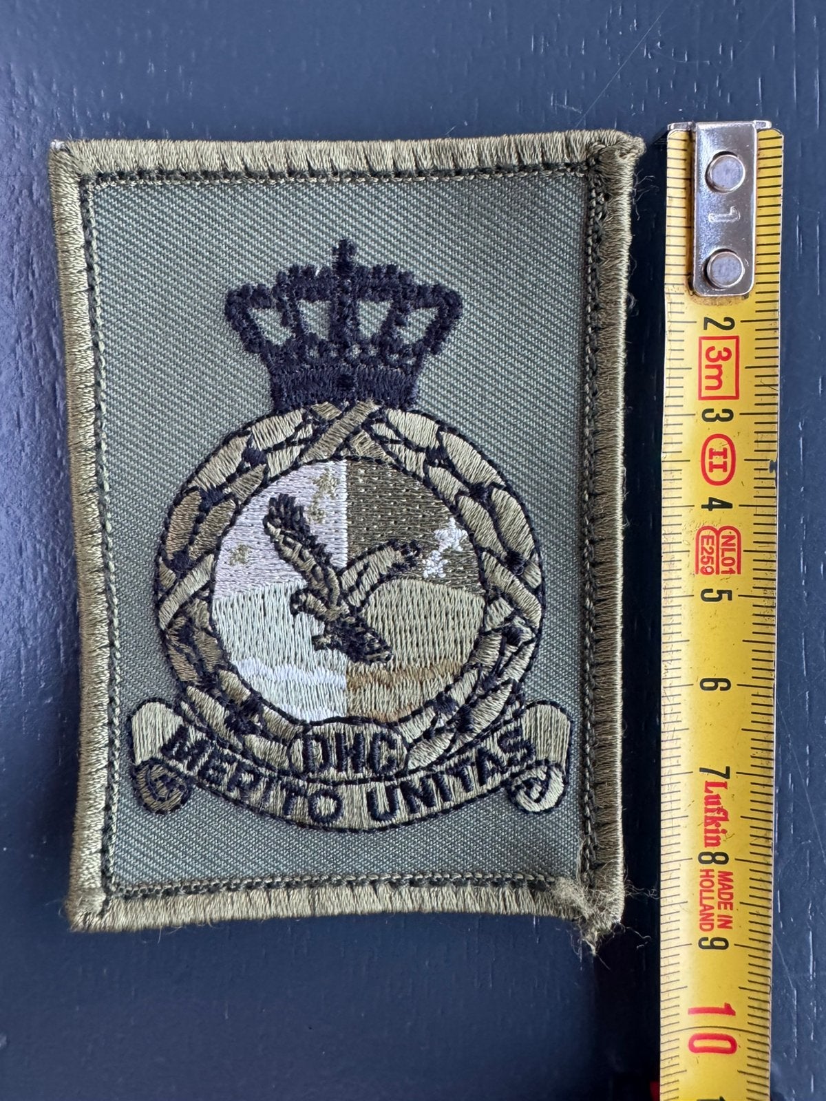 KLu RNLAF mouwembleem DHC, Ophalen of Verzenden, Luchtmacht, Nederland, Embleem of Badge