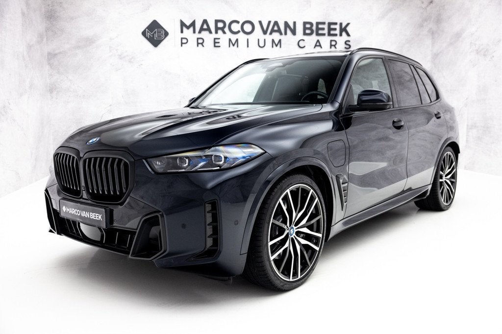 BMW X5 xDrive50e | M-Sport | Pano | 22" | Individual | Harma, 12 maanden, Gebruikt, 2395 kg, Zwart