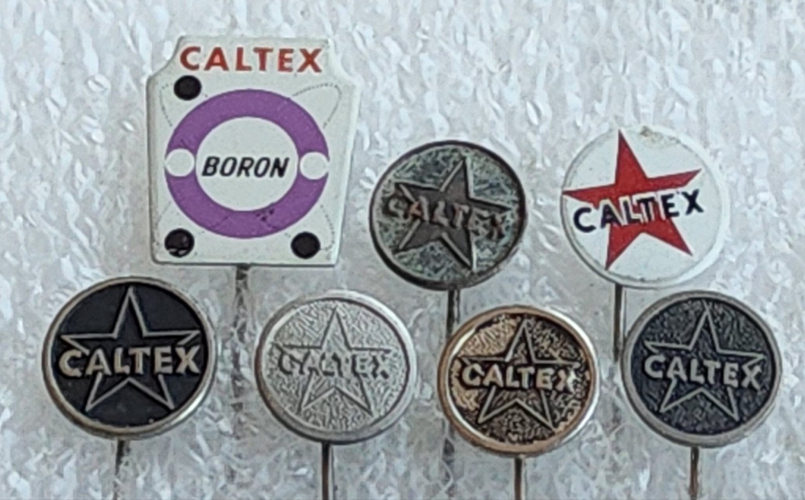 7 Caltex Speldjes - Vintage Collectie, Verzamelen, Ophalen of Verzenden, Gebruikt, Merk, Speldje of Pin