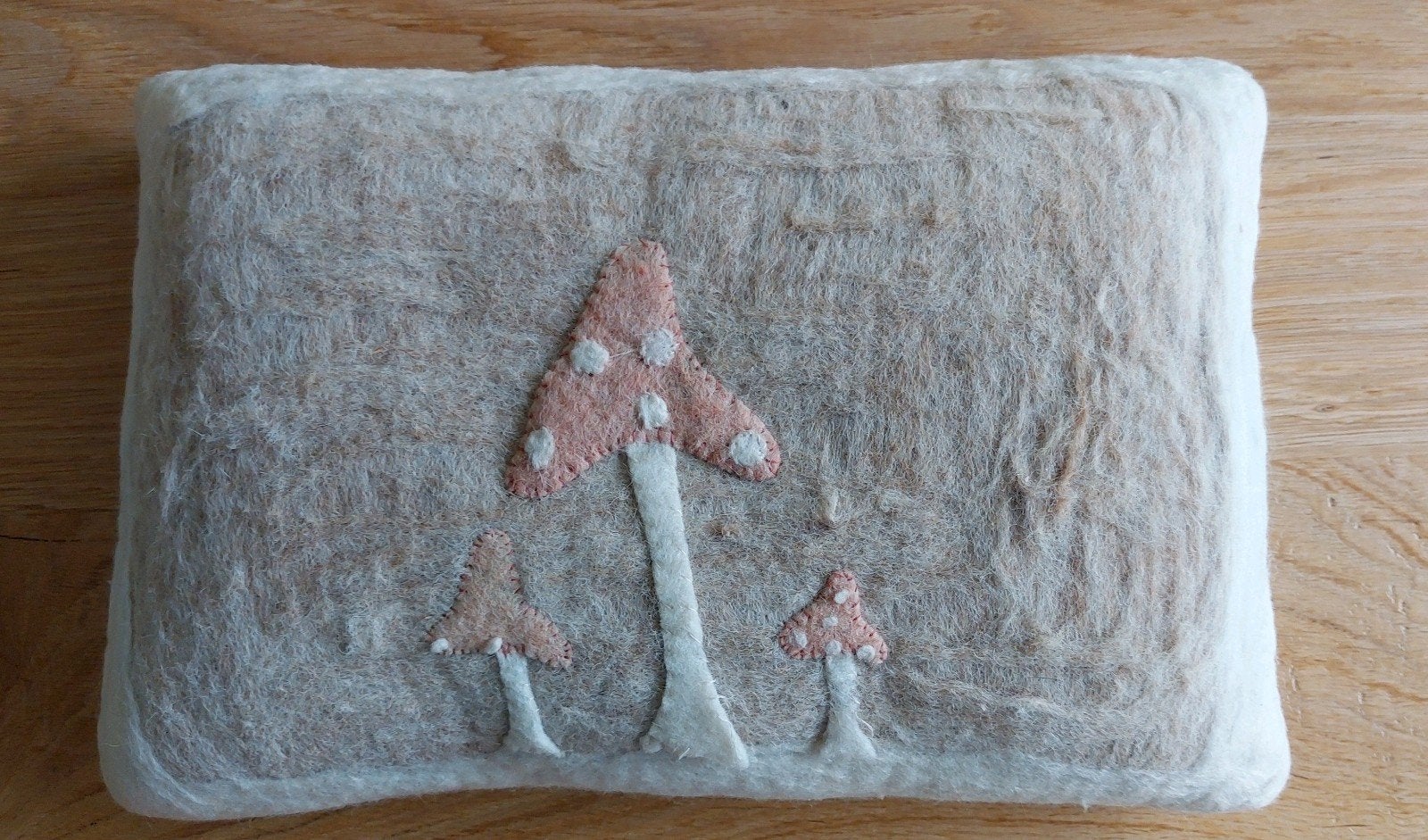 Wolvilt kussen met paddenstoelen - zacht prijsje, Ophalen of Verzenden, Gebruikt, Beige, Rechthoekig