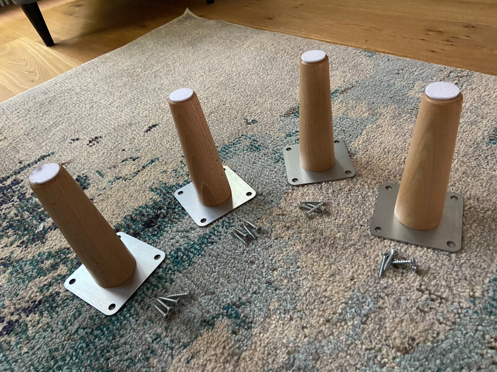4 Wooden Furniture Legs - modern, elegant, easy to install, Ophalen, Zo goed als nieuw
