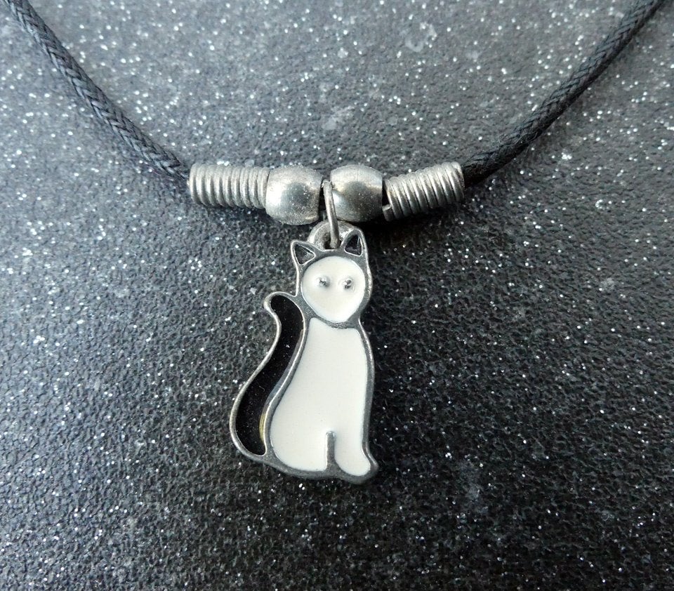 Ketting zwart poes kat hanger witte poes emaille, Sieraden, Tassen en Uiterlijk, Kettingen, Gebruikt, Overige materialen, Wit