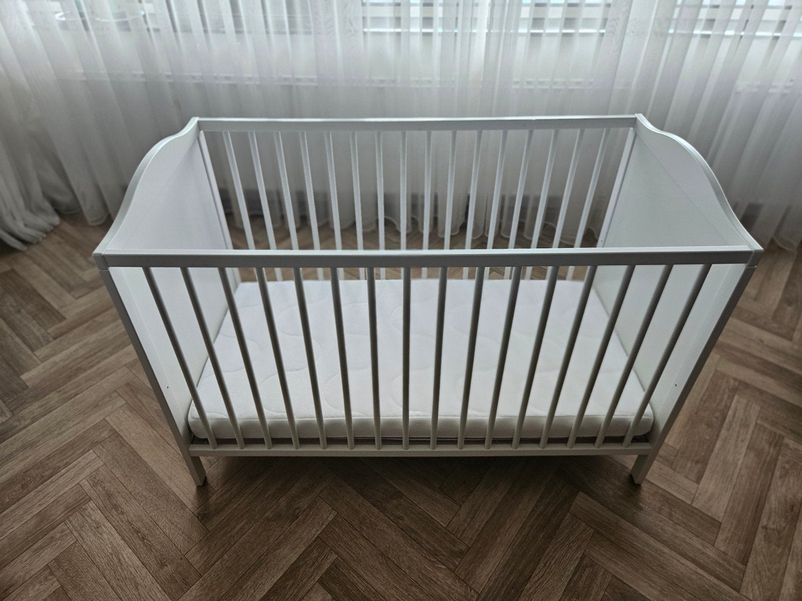 Ikea Smågöra babybedje met matras en matrasbeschermer, Ophalen, 70 tot 85 cm, 140 tot 160 cm, Zo goed als nieuw