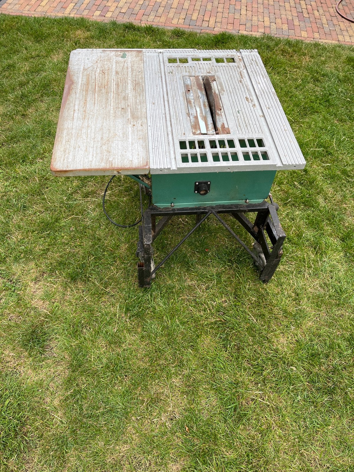 Robuuste tafelzaag met wielen - Ideaal voor werkplaats, Gebruikt, Cirkelzaag, 600 tot 1200 watt, Ophalen of Verzenden