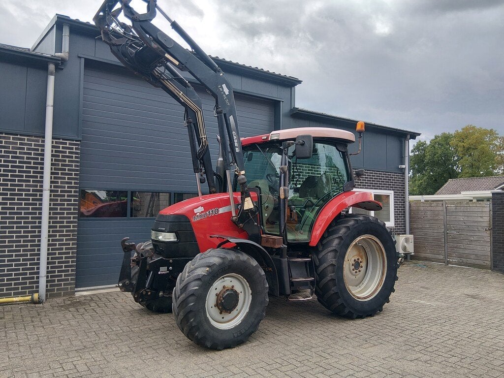 Case MXU 110 met Voorlader, Fronthef en PTO