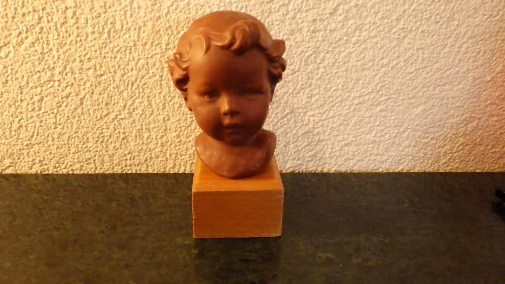 mooi kinderhoofdje van Goebel op houten sokkel, Ophalen of Verzenden, Overige typen