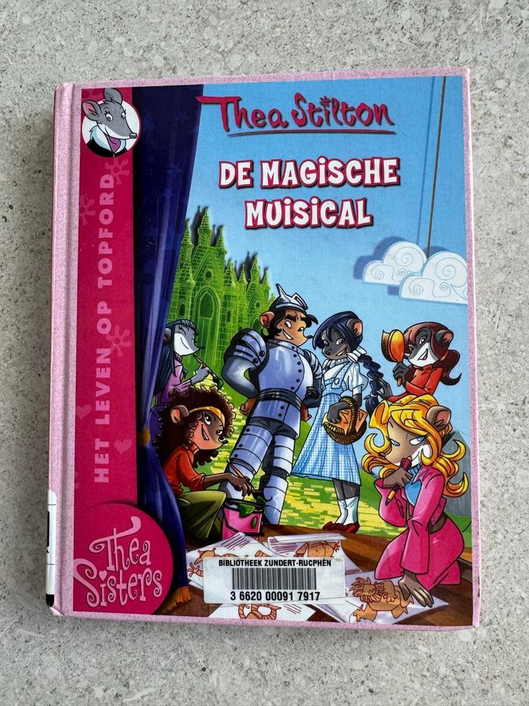 Thea Stilton - De Magische Musical - Kinderboek, Boeken, Ophalen of Verzenden, Gelezen, Fictie algemeen