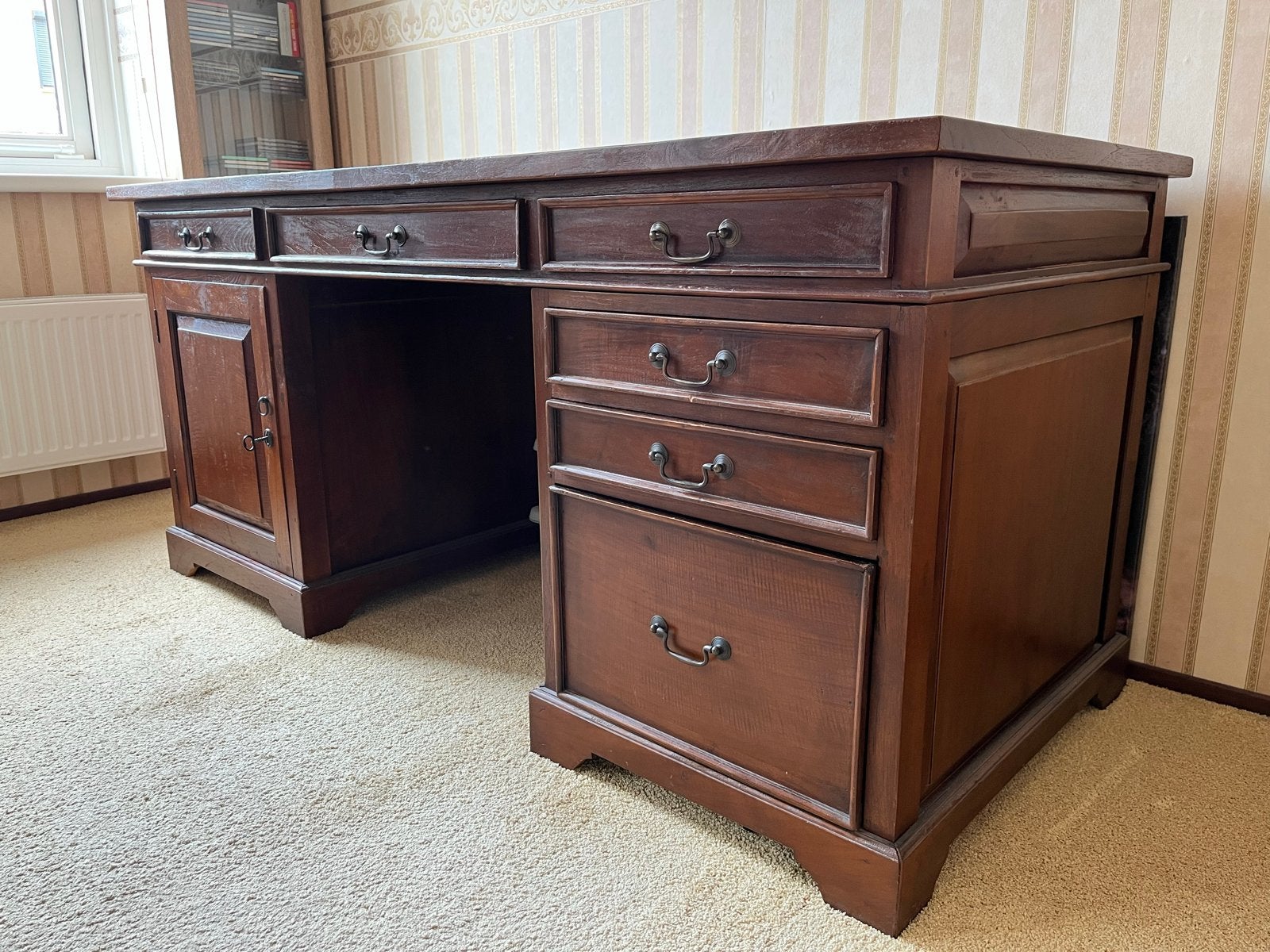 Klassiek teak houten bureau met lederen inleg van De Bommel, Huis en Inrichting, Ophalen, Gebruikt, 169 cm, Hout