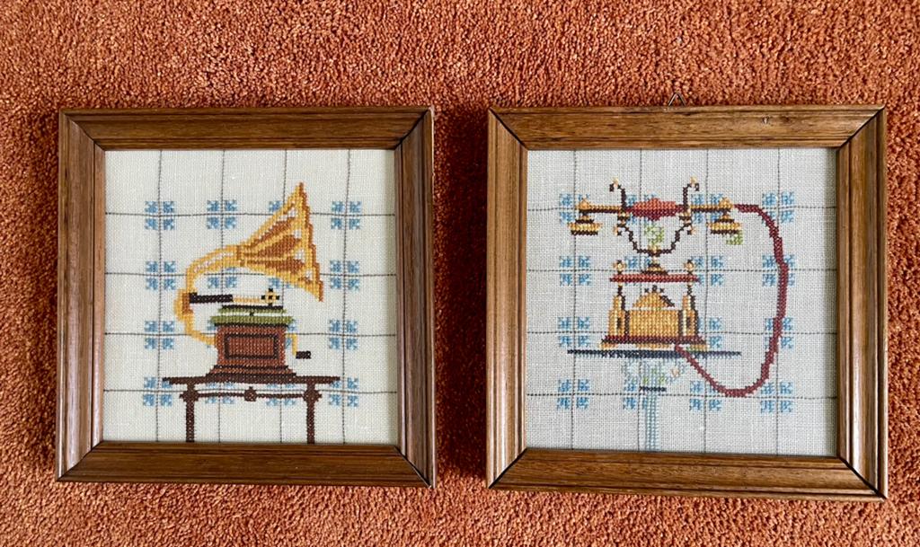 2 geborduurde schilderijtjes, vintage telefoon en grammofoon, Minder dan 50 cm, Oorspronkelijke maker, Ophalen of Verzenden, Zo goed als nieuw
