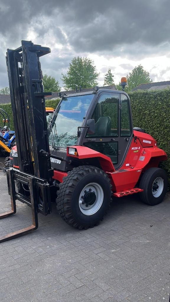 Manitou M26-2 ruw terrein heftruck, Zakelijke goederen, Agrarisch | Werktuigen, Ophalen, Glastuinbouw, Transport