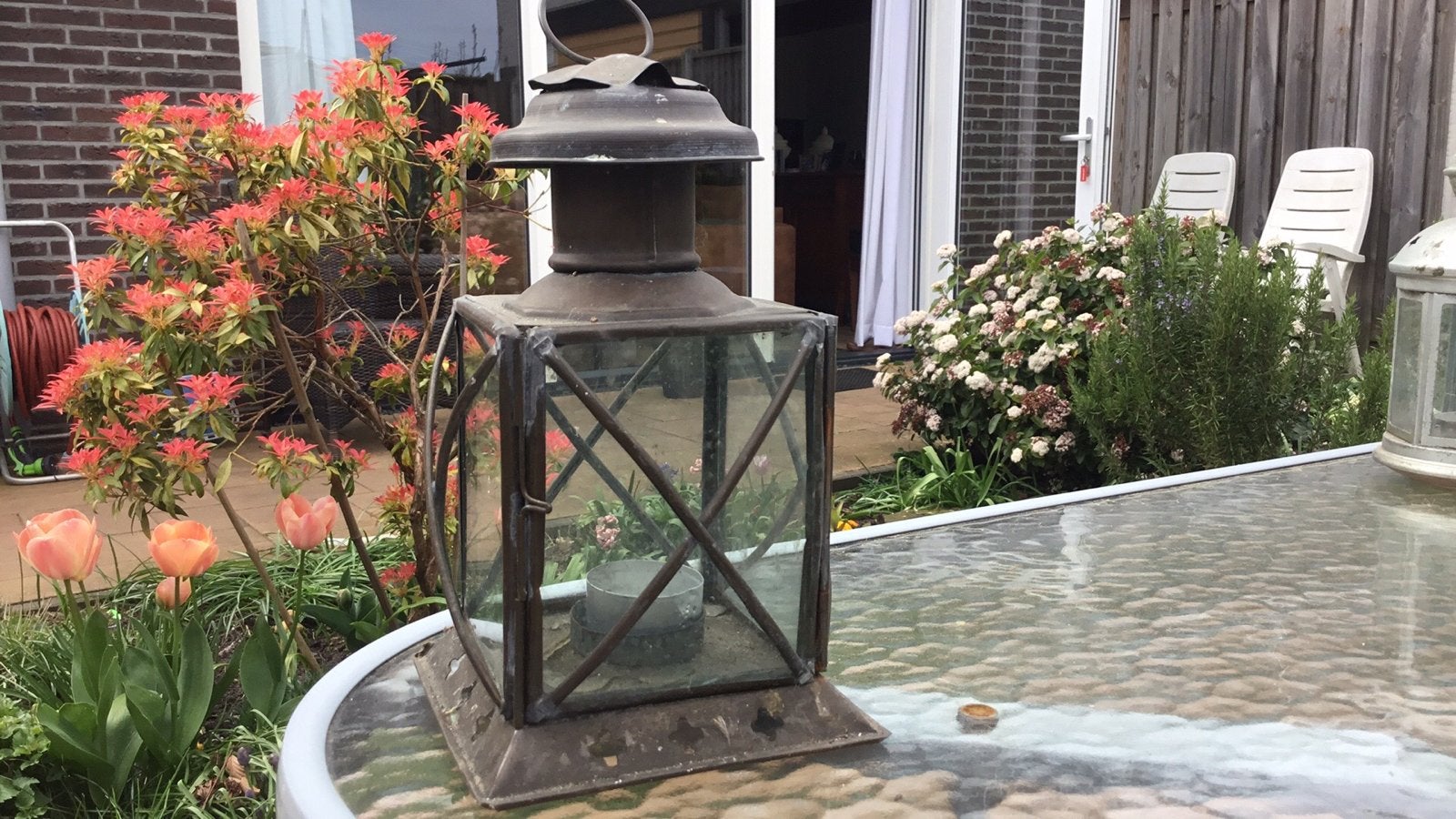 Oude metalen lantaarn voor sfeervolle verlichting, Ophalen