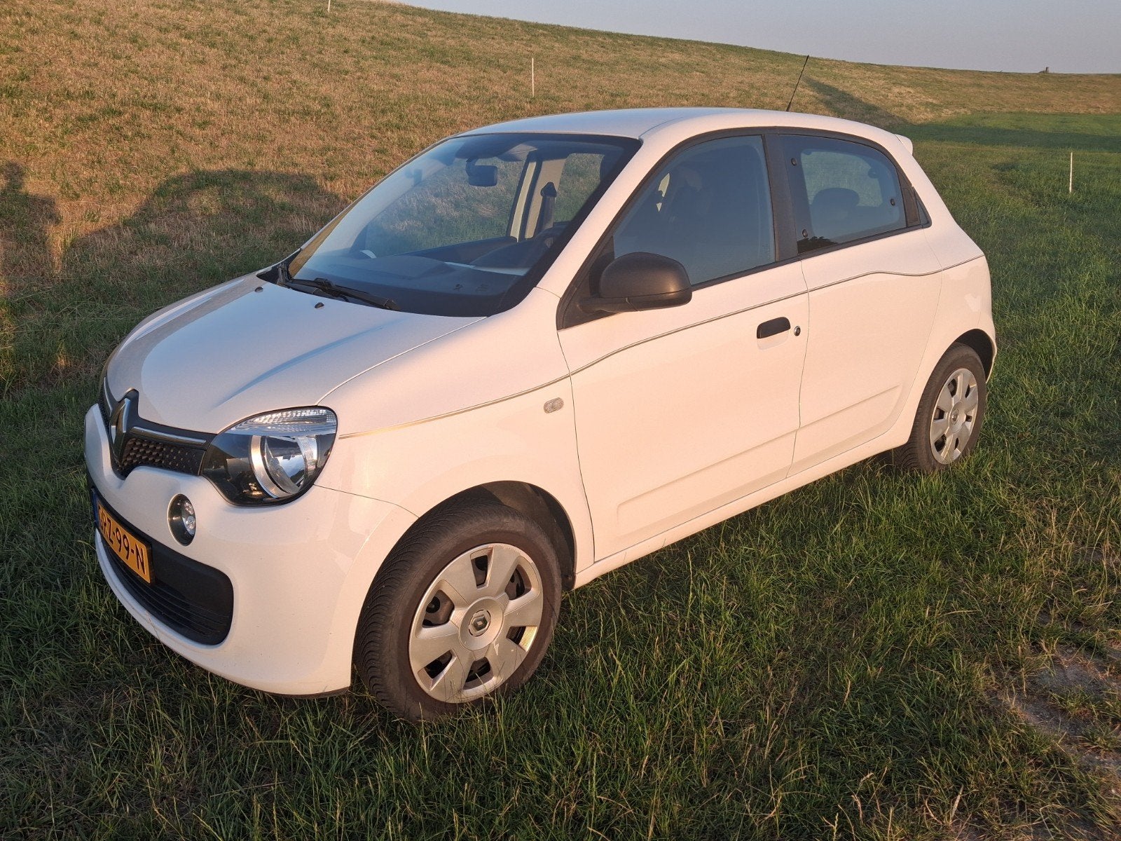 Renault Twingo 1.0 SCE 70 2016 Wit 127000km!, Auto's, Renault, 839 kg, Zwart, 4 stoelen, Wit