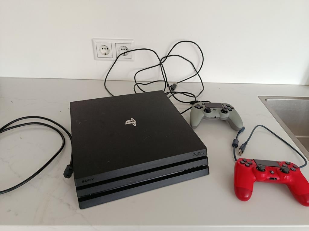 PlayStation 4 PRO 1 tB met 2 controllers, refurbished, Spelcomputers en Games, Games | Sony PlayStation 4, Zo goed als nieuw, 1 speler
