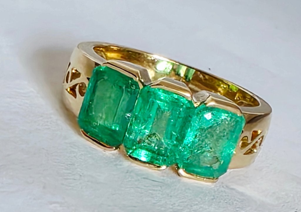 Gouden ring met 3 smaragden,  Certificaat ALGT, Ophalen of Verzenden, Zo goed als nieuw, 17 tot 18, Dame of Heer