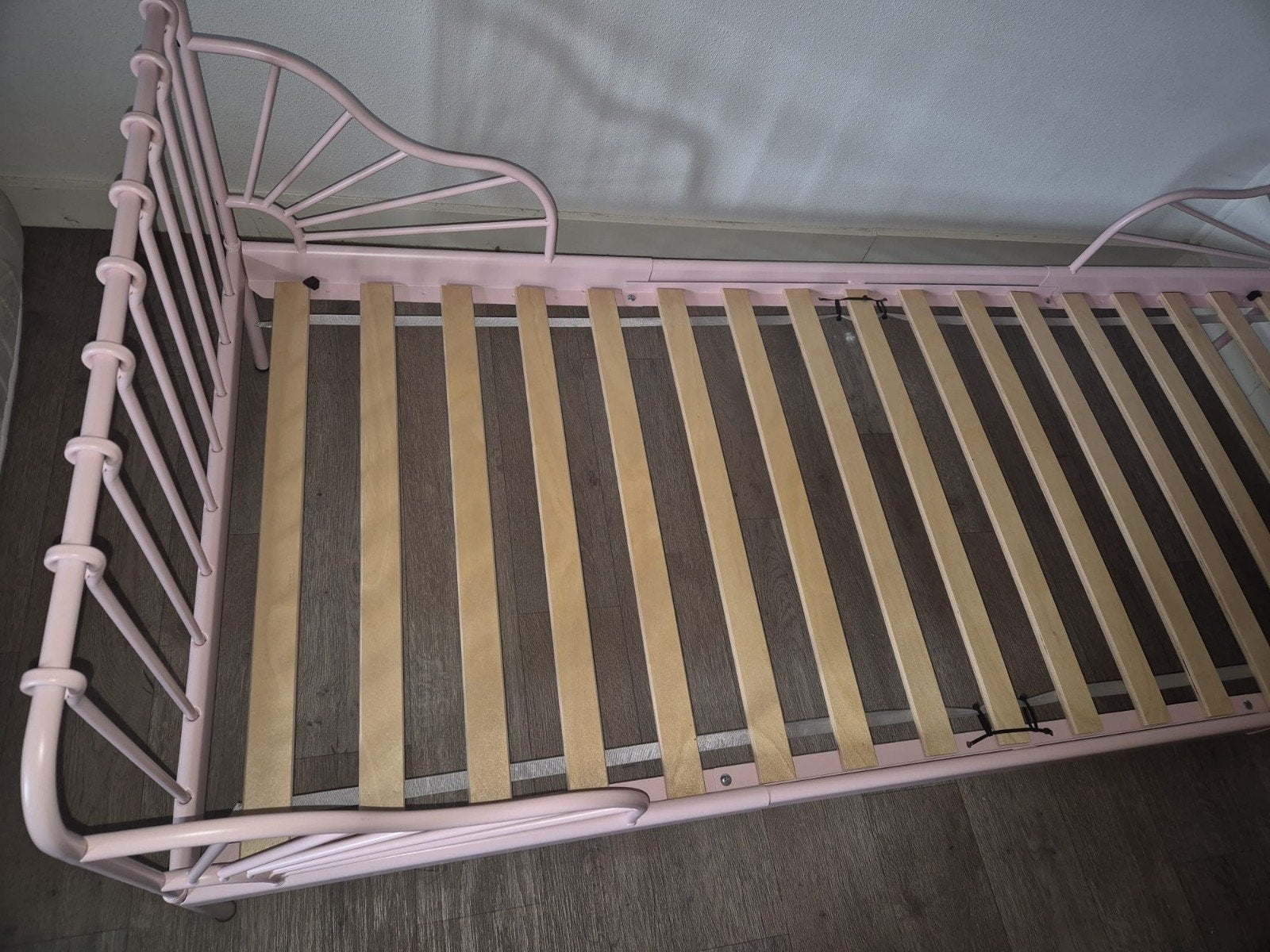 Eenpersoonsbed roze metaal met lattenbodem, Huis en Inrichting, Ophalen, Gebruikt, 90 cm, Klassiek, Sierlijk