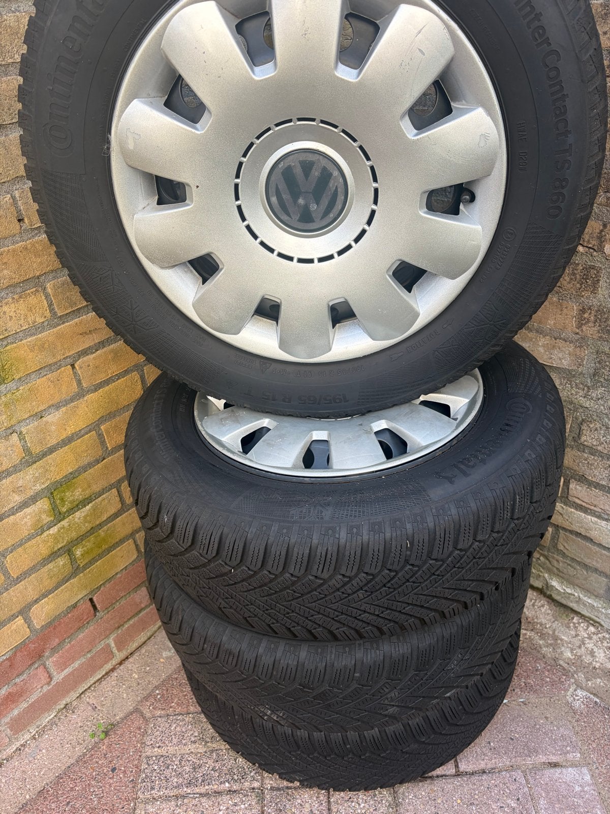 Continental Winterbanden 195/65 R15 met VW wieldoppen, Ophalen, Gebruikt, 15 inch, Banden en Velgen