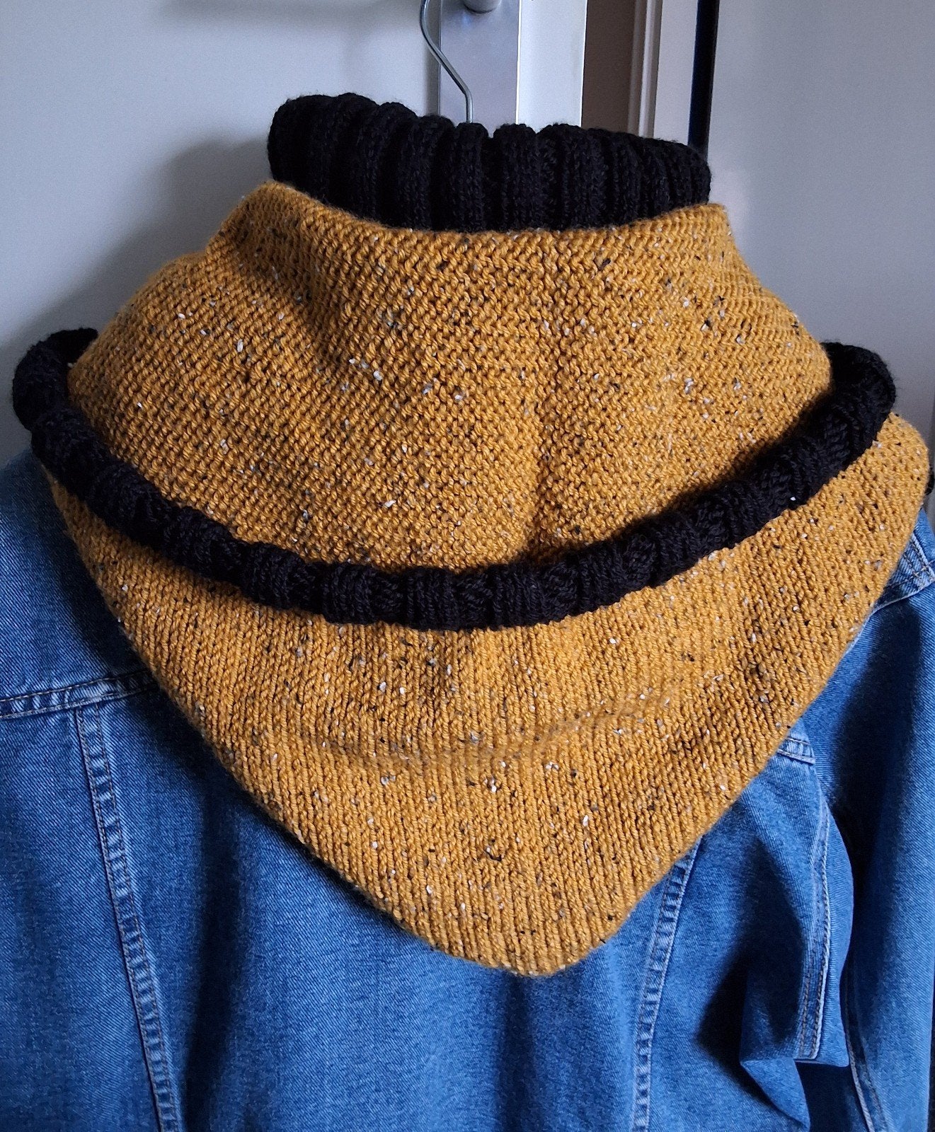 capuchon +colsjaal, handgebreid in oker tweed/zwart acryl, Kleding | Dames, Handgebreid, Ophalen of Verzenden, Nieuw, Muts