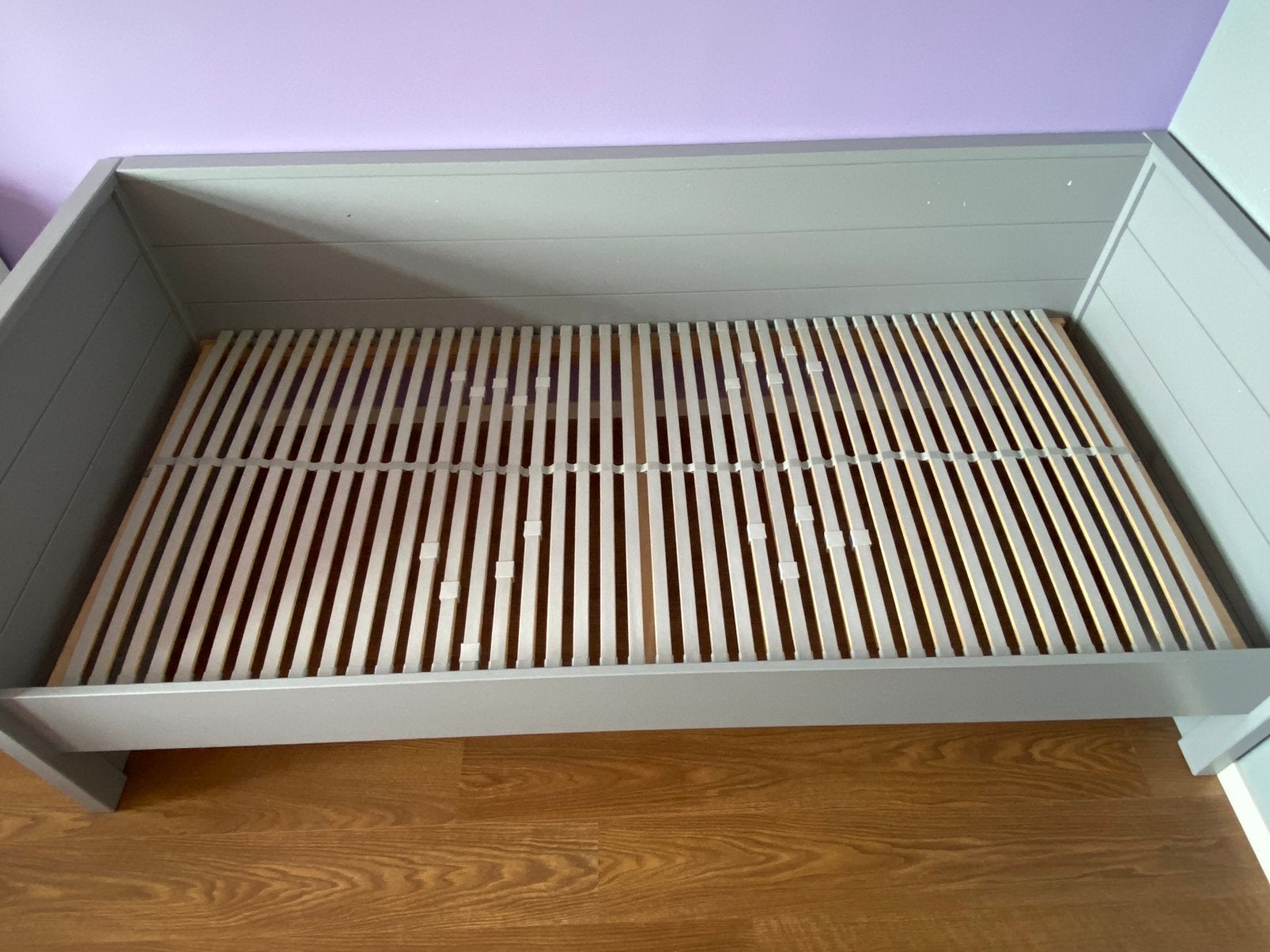 Eenpersoonsbed - Woood Dennis bedbank lichtgrijs, Ophalen, 85 tot 100 cm, Zo goed als nieuw, Lattenbodem