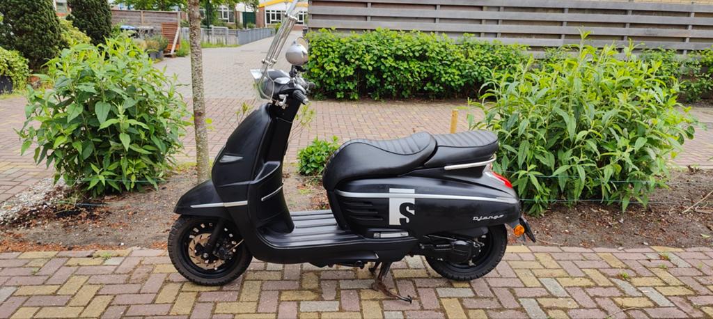 Peugeot Django 45 km/u incl. accessoires - Zo goed als nieuw, Ophalen, Overige modellen, Maximaal 45 km/u, 0 versnellingen