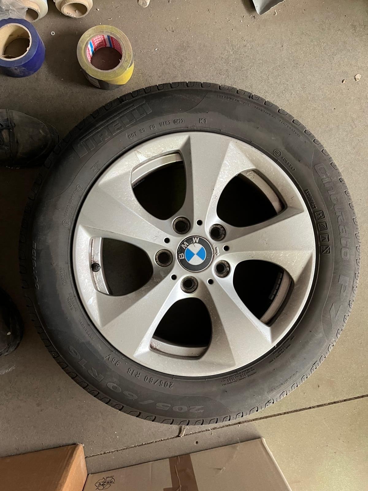 Pirelli Cinturato P7 zomerband op BMW velg 205/50 R16, Auto-onderdelen, Ophalen, Gebruikt, 16 inch, Banden en Velgen