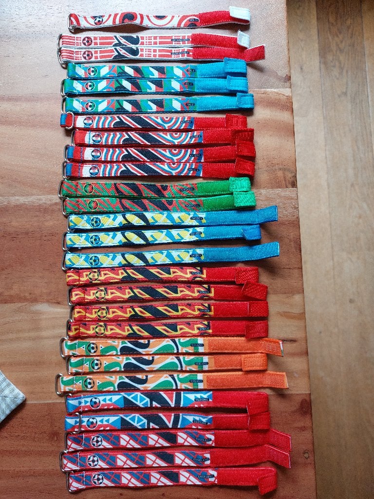 WK Juichbandjes Plus 2012 (stof), Plus, Ophalen