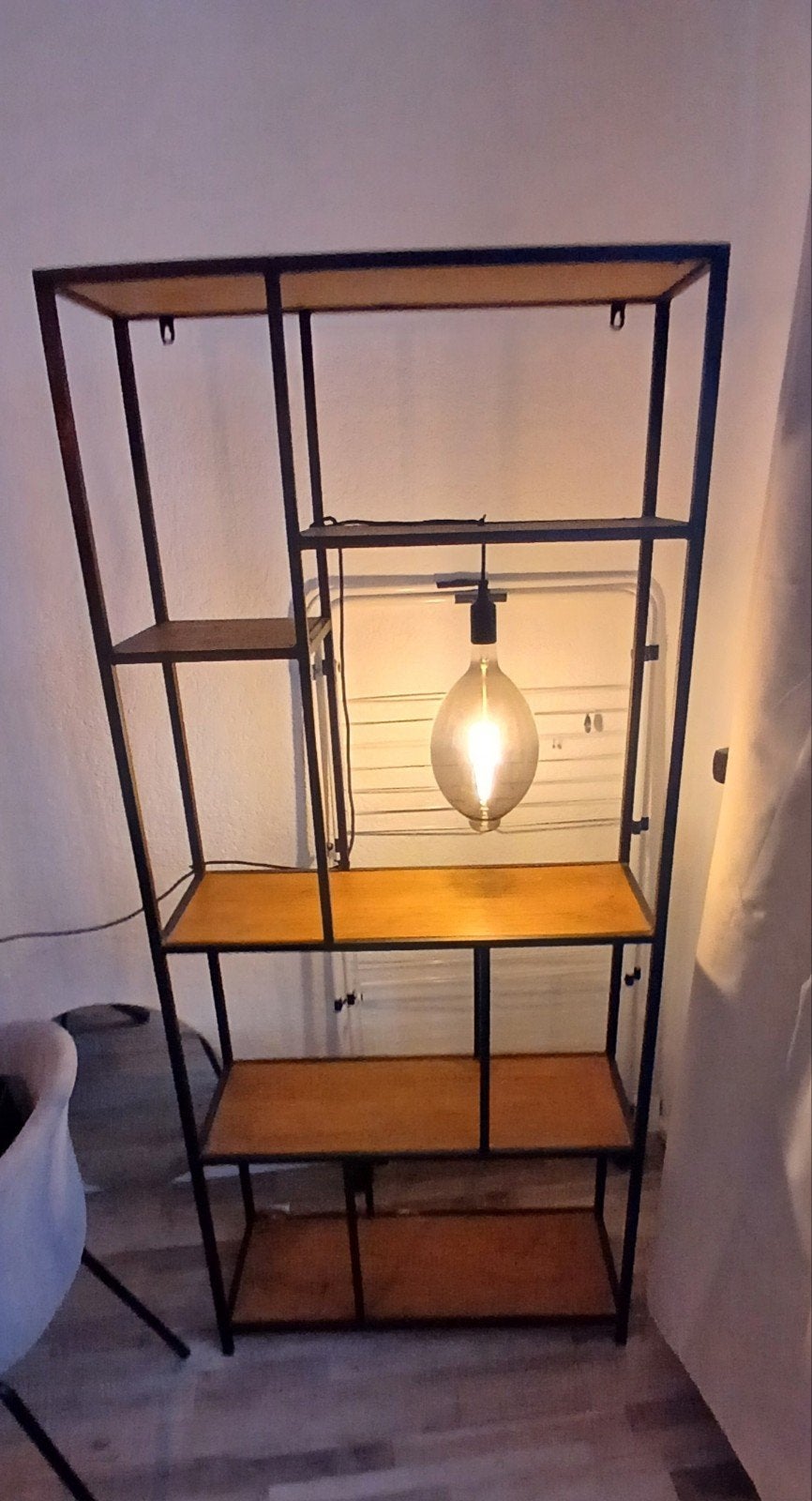 Stijlvolle industriële boekenkast/stellingkast met lamp, Met plank(en), Gebruikt, 50 tot 100 cm, 25 tot 50 cm