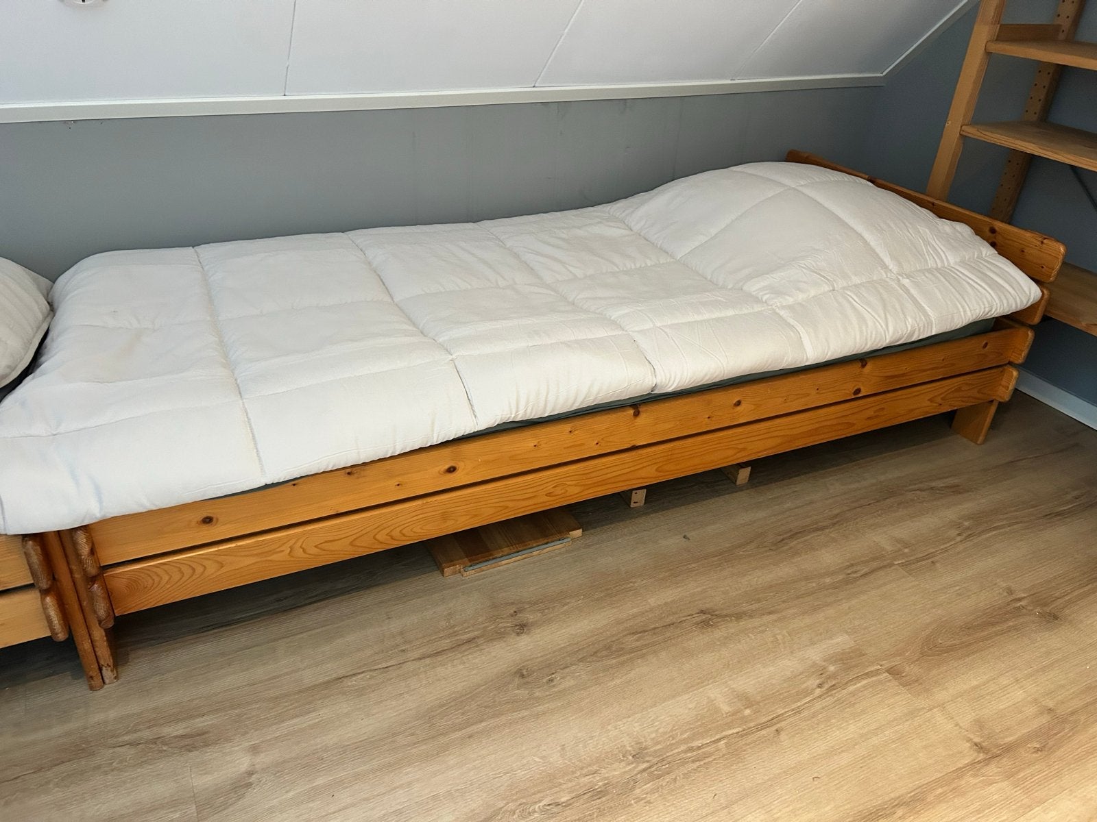 Grenen houten eenpersoons bed 2 stuks, Gebruikt, Eenpersoons, Bruin, Ophalen of Verzenden