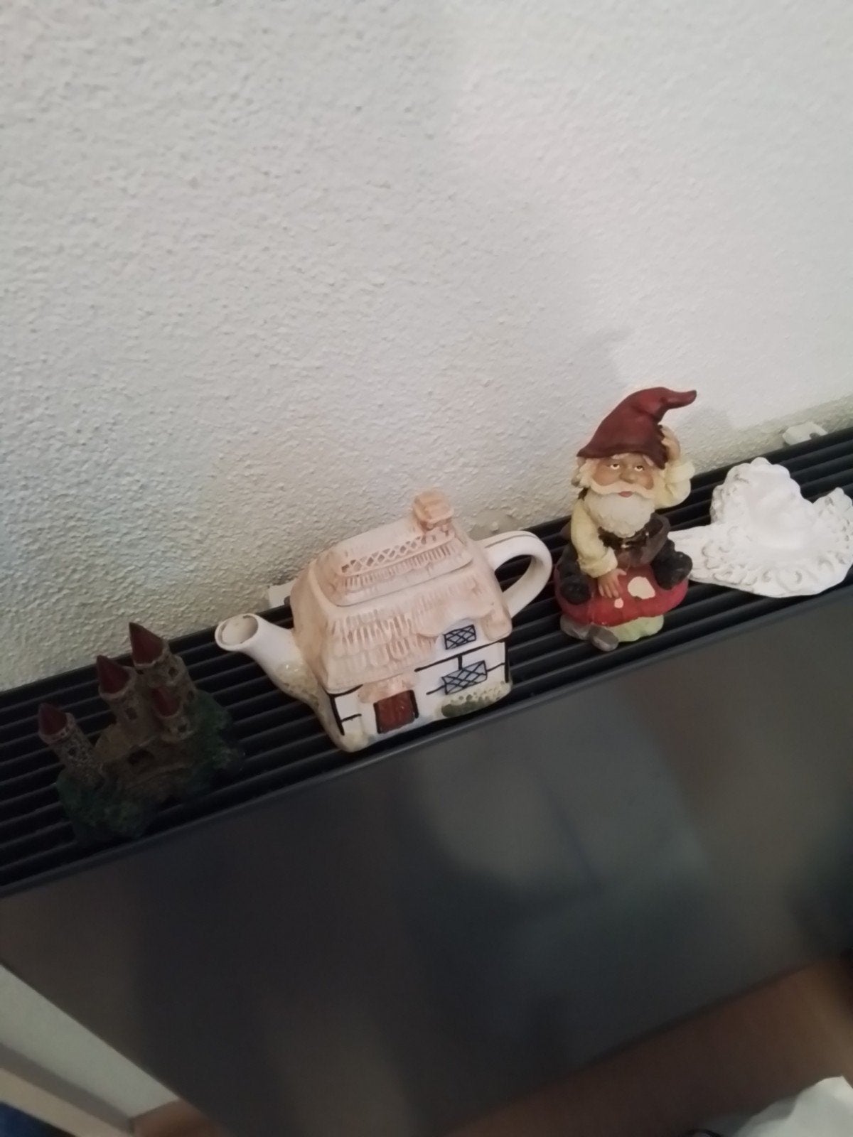 4 porseleinen beeldjes: kabouter, kasteel, engel, theepot, Ophalen of Verzenden