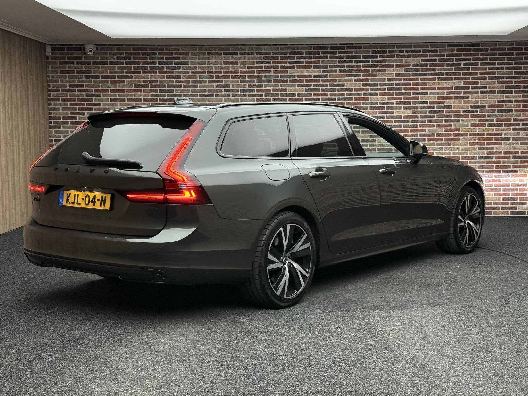 Volvo V90 2.0 T6 AWD R-Design H/K Camera Elek Stoel Leer Tre, Stof, Euro 6, 1969 cc, 340 pk