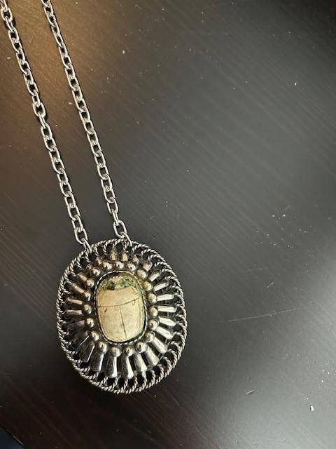 Zilverkleurige ketting met scarabee hanger  , Ophalen of Verzenden, Gebruikt, Zilver, Overige materialen