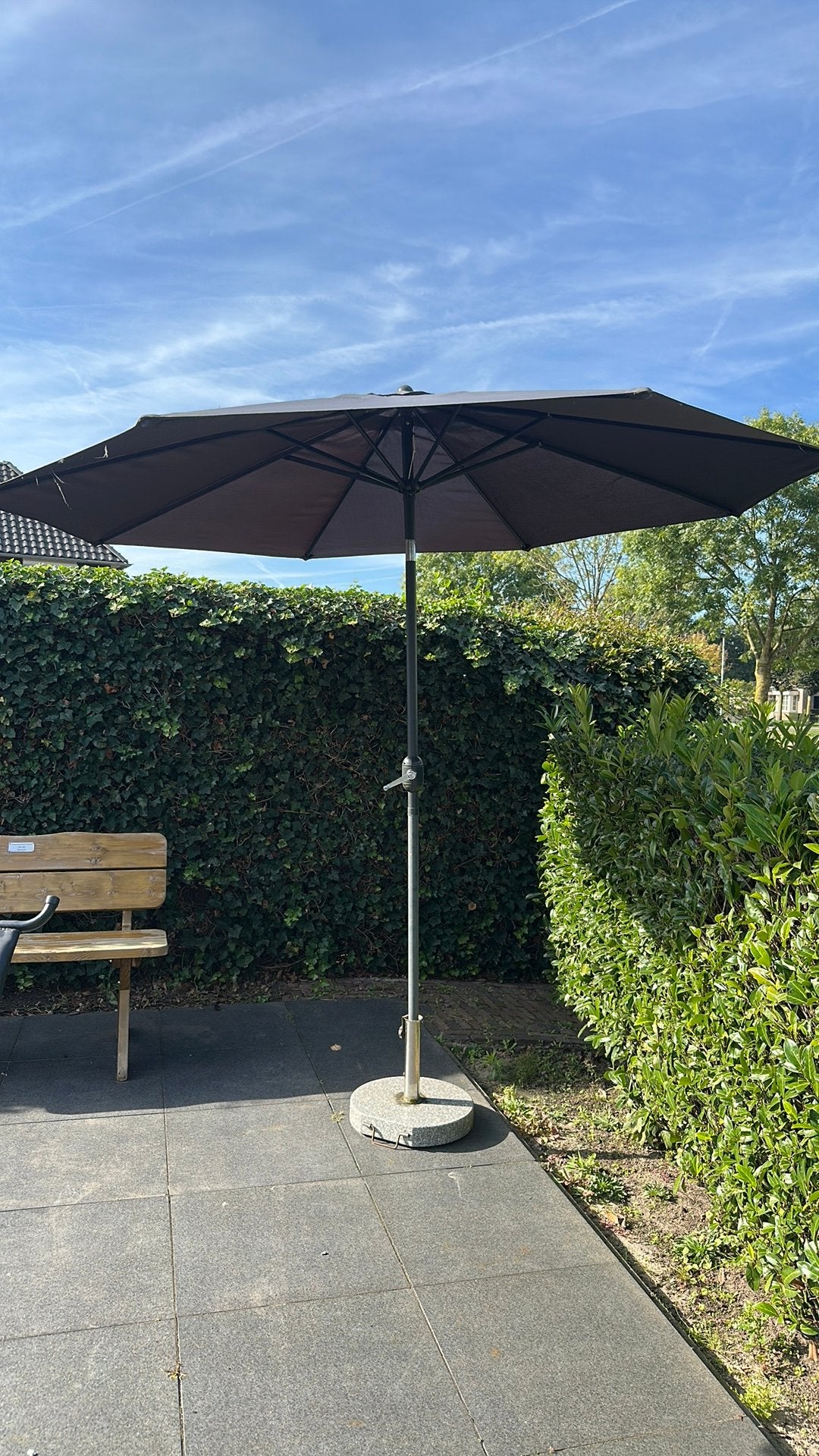 Grijze parasol met stevige stok, Tuin en Terras, Ophalen, Gebruikt, 2 tot 3 meter, Stokparasol