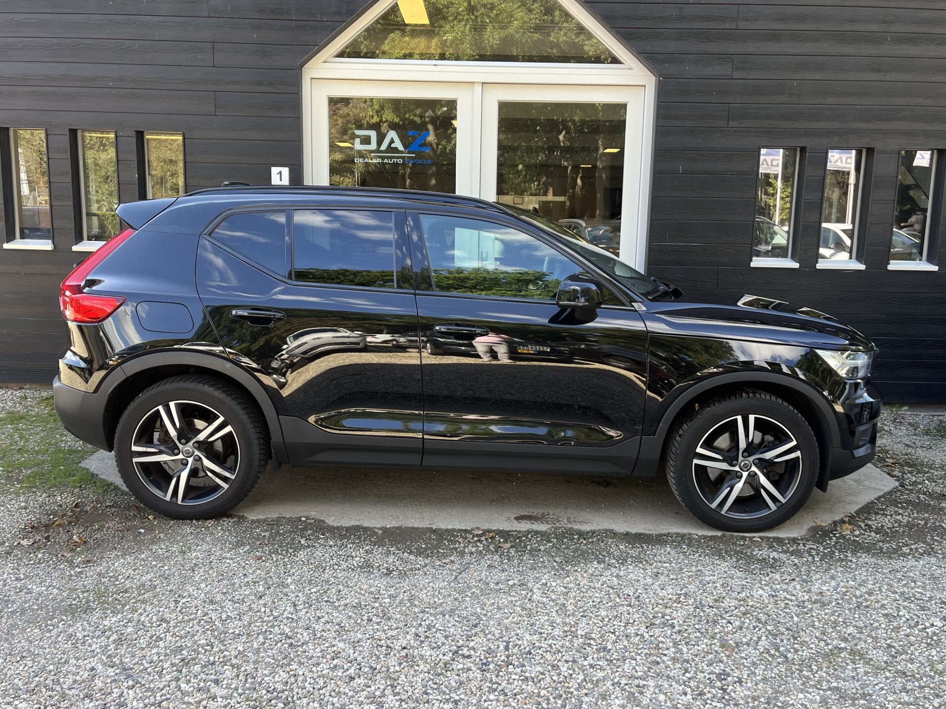 Volvo XC40 1.5 T4 Recharge R-Design Expression Aut/Ecc/Leer/, Auto's, Dealer onderhouden, Leder en Stof, Zwart, Bedrijf