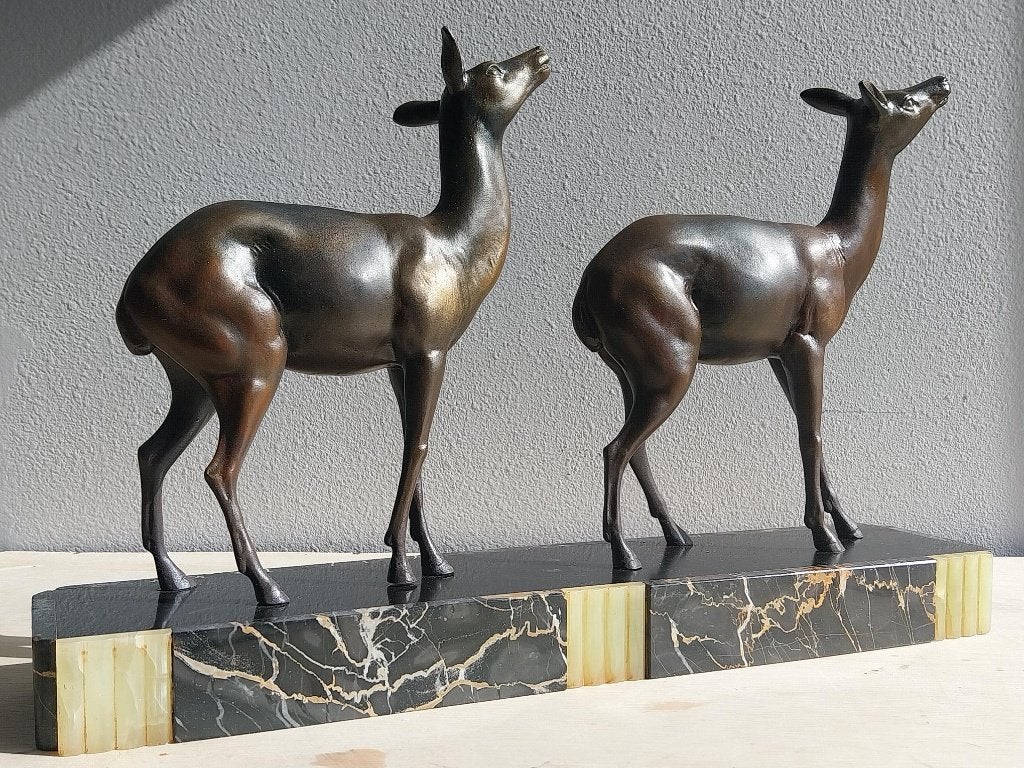 Art Deco herten sculptuur zamak op marmer jaren 30, Art deco, Ophalen of Verzenden, Zoogdier, 20 - 50 cm