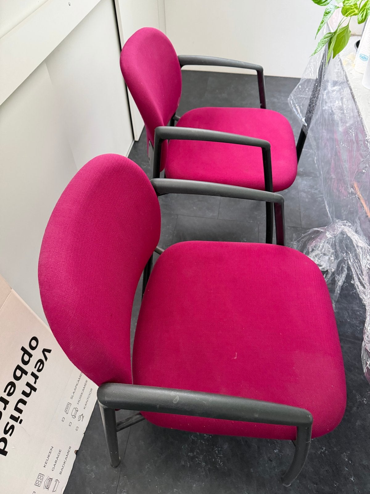 2 Ahrend vergaderstoelen - roze/fuchsia, Ophalen, Twee, Overige kleuren, Zo goed als nieuw