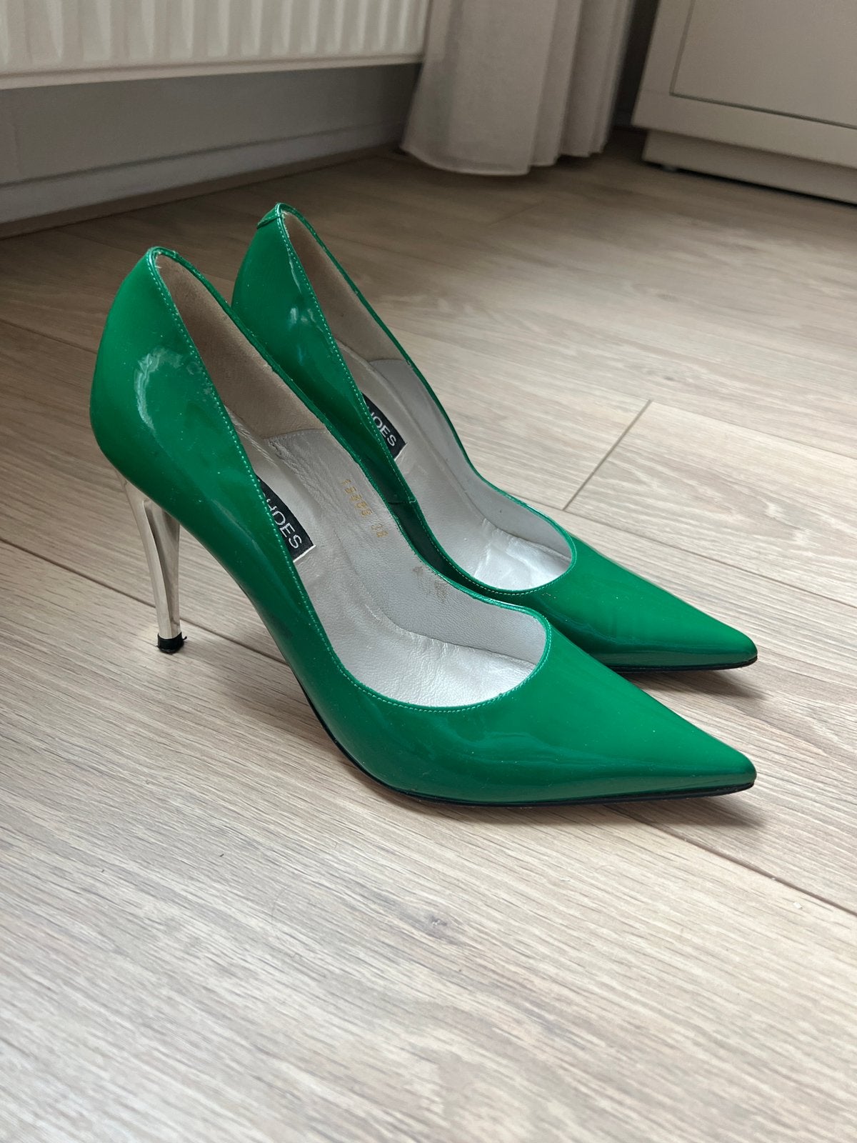 Groen met zilveren hakken - Lola Shoes - maat 38, Kleding | Dames, Schoenen, Ophalen of Verzenden, Schoenen met hoge hakken, Gedragen
