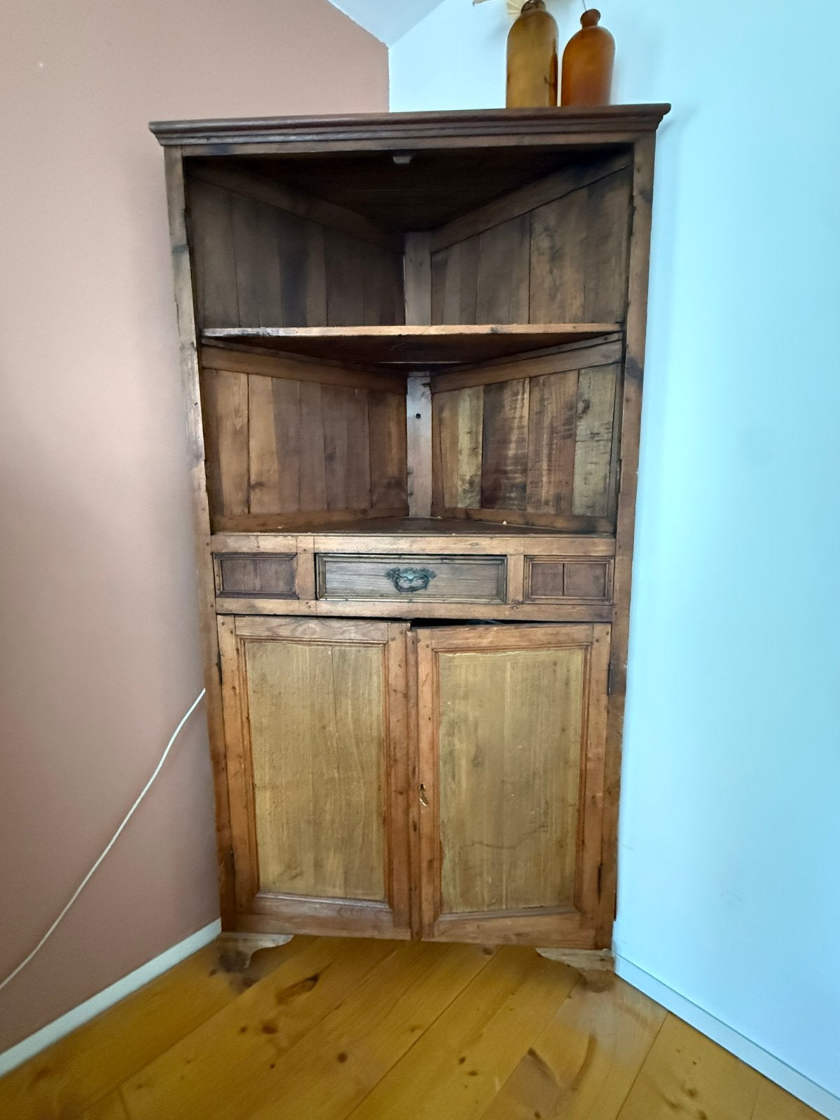 Antieke houten hoek kast, Huis en Inrichting, Ophalen, Gebruikt, 100 tot 150 cm, Met lade(s)
