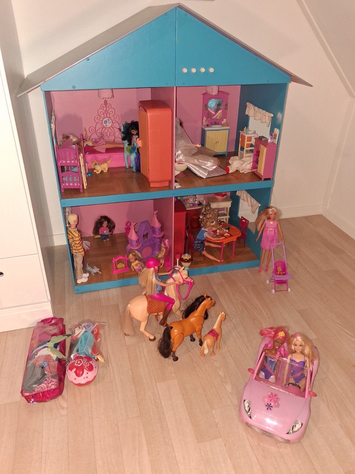 Groot Barbie poppenhuis met veel poppen en accessoires, Ophalen, Barbie
