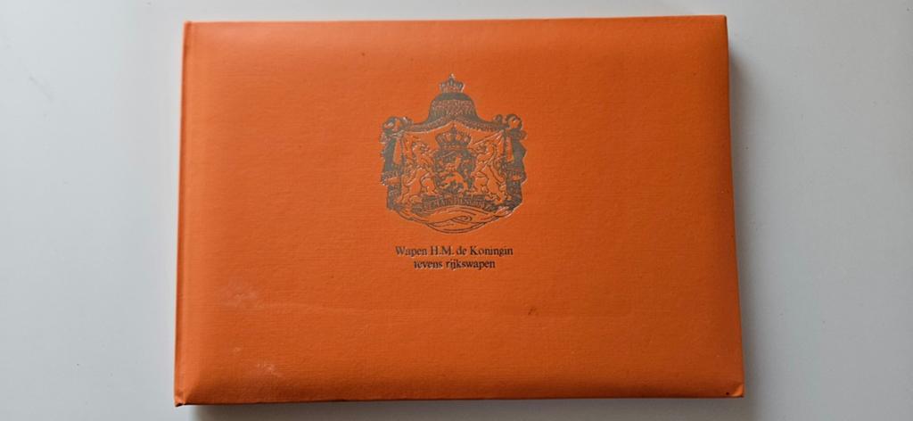 Boekje troonswissel 1980 Juliana - Beatrix, Verzenden, Zo goed als nieuw, Nederland, Kaart, Foto of Prent